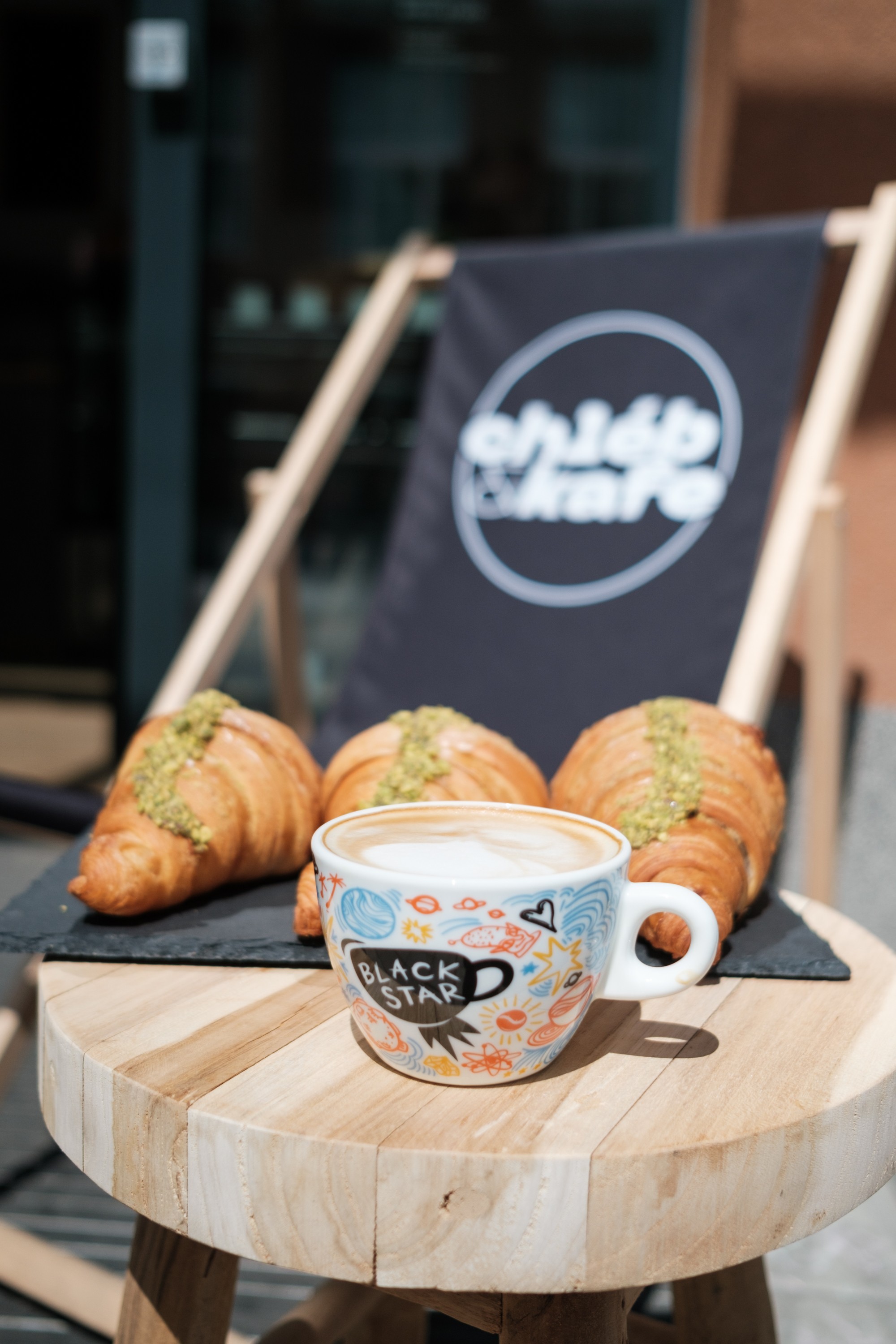 káva a croissant